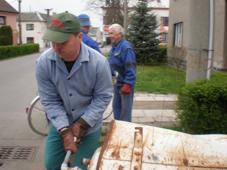 Sběr železného šrotu a úklid hasičárny 009