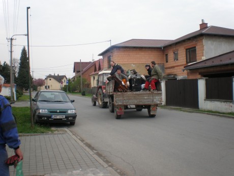 Sběr železného šrotu a úklid hasičárny 030