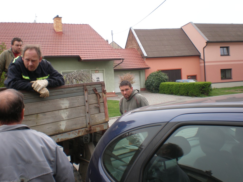 Sběr železného šrotu a úklid hasičárny 018