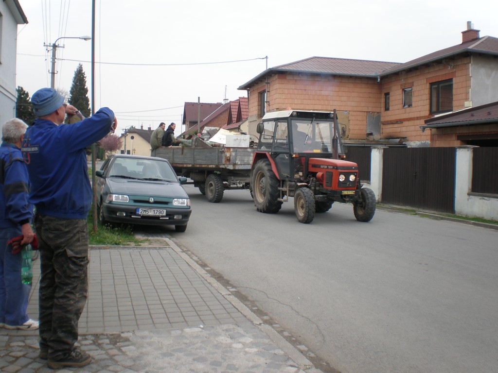 Sběr železného šrotu a úklid hasičárny 032